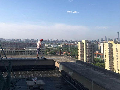 北京朝阳防水公司：斜坡瓦片屋顶漏水防水补漏维修怎么做